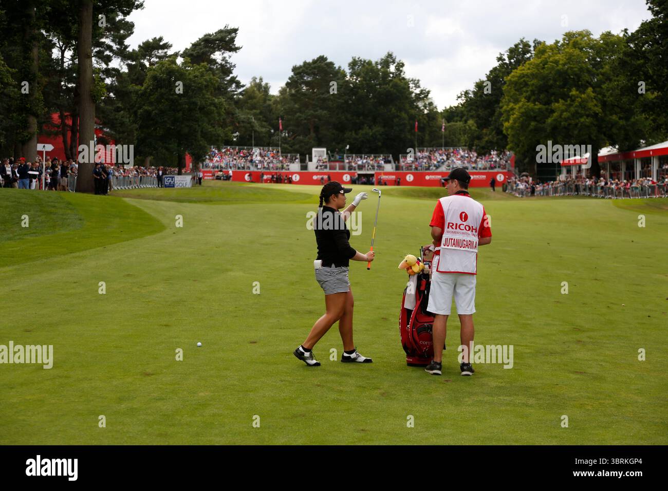 Ariya Jutanugarn auf dem Weg zum Sieg in der Finalrunde bei den Ricoh Women's British Open 2016, Woburn, England, UK die Ricoh Women's British Open 2016 fanden vom 28. Bis 31. Juli 2016 im Woburn Golf Club in Milton Keynes, England, statt. Diese prestigeträchtige Veranstaltung ist eine der fünf großen Meisterschaften auf der LPGA Tour.​ Stockfoto