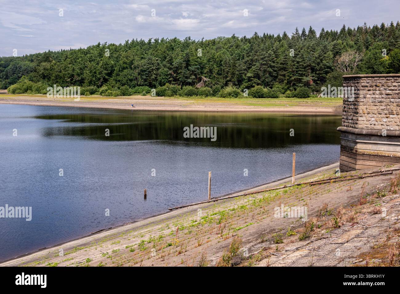 Harrogate, Großbritannien. Juli 2025. Da in Yorkshire ein strenges Verbot von Schlauchleitungen gilt, weisen zwei große Stauseen in der Nähe von Harrogate - Fewston und Swinsty - sehr geringe Wasserstände auf. Die Platten für Tiefenmesser sollten vollständig eingetaucht werden. ernesto Rogata/Alamy Live News Stockfoto