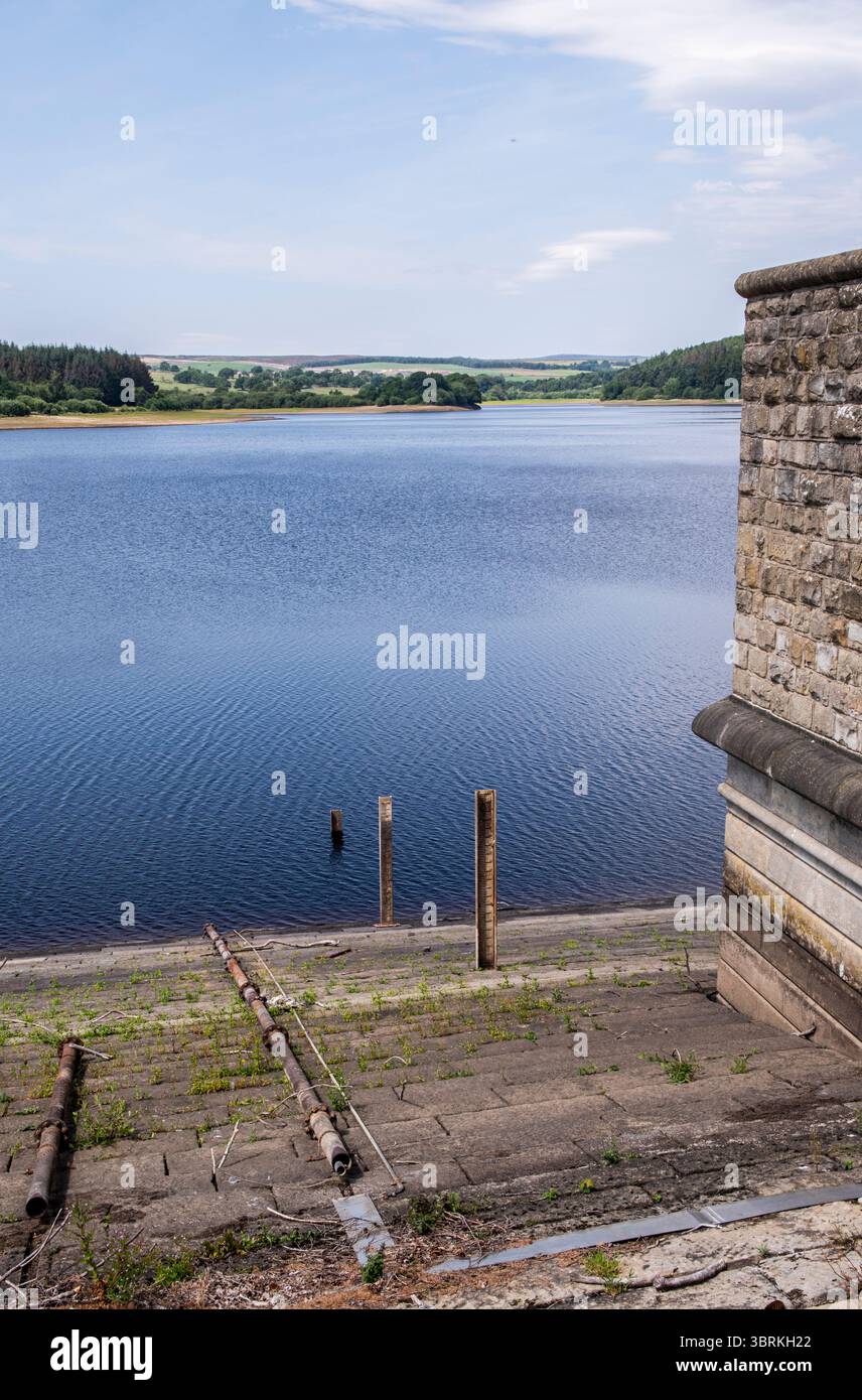 Harrogate, Großbritannien. Juli 2025. Da in Yorkshire ein strenges Verbot von Schlauchleitungen gilt, weisen zwei große Stauseen in der Nähe von Harrogate - Fewston und Swinsty - sehr geringe Wasserstände auf. Die Platten für Tiefenmesser sollten vollständig eingetaucht werden. ernesto Rogata/Alamy Live News Stockfoto