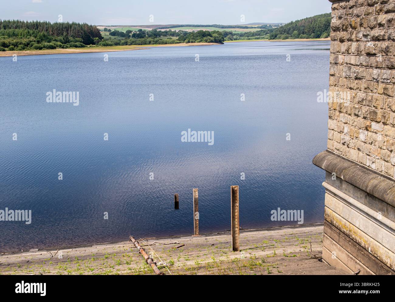 Harrogate, Großbritannien. Juli 2025. Da in Yorkshire ein strenges Verbot von Schlauchleitungen gilt, weisen zwei große Stauseen in der Nähe von Harrogate - Fewston und Swinsty - sehr geringe Wasserstände auf. Die Platten für Tiefenmesser sollten vollständig eingetaucht werden. ernesto Rogata/Alamy Live News Stockfoto