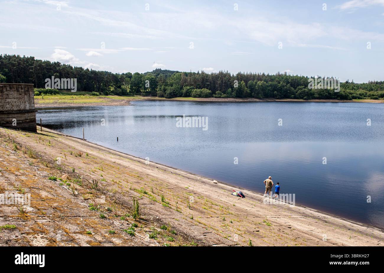 Harrogate, Großbritannien. Juli 2025. Da in Yorkshire ein strenges Verbot von Schlauchleitungen gilt, weisen zwei große Stauseen in der Nähe von Harrogate - Fewston und Swinsty - sehr geringe Wasserstände auf. Die Menschen nutzen „Strände“, die an Orten entstanden sind, die tief unter Wasser liegen sollten. ernesto Rogata/Alamy Live News Stockfoto