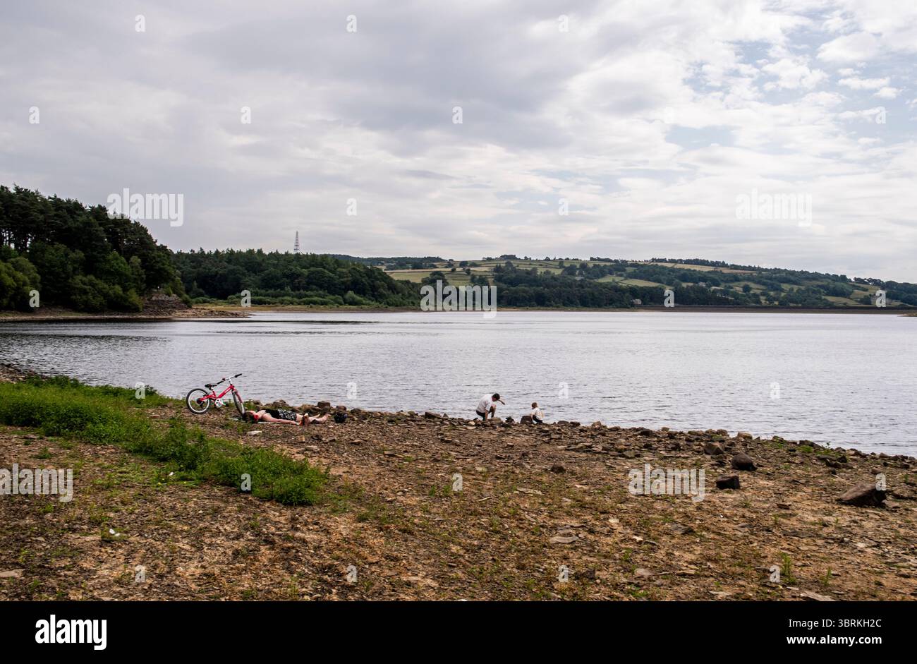 Harrogate, Großbritannien. Juli 2025. Da in Yorkshire ein strenges Verbot von Schlauchleitungen gilt, weisen zwei große Stauseen in der Nähe von Harrogate - Fewston und Swinsty - sehr geringe Wasserstände auf. Die Menschen nutzen „Strände“, die an Orten entstanden sind, die tief unter Wasser liegen sollten. ernesto Rogata/Alamy Live News Stockfoto