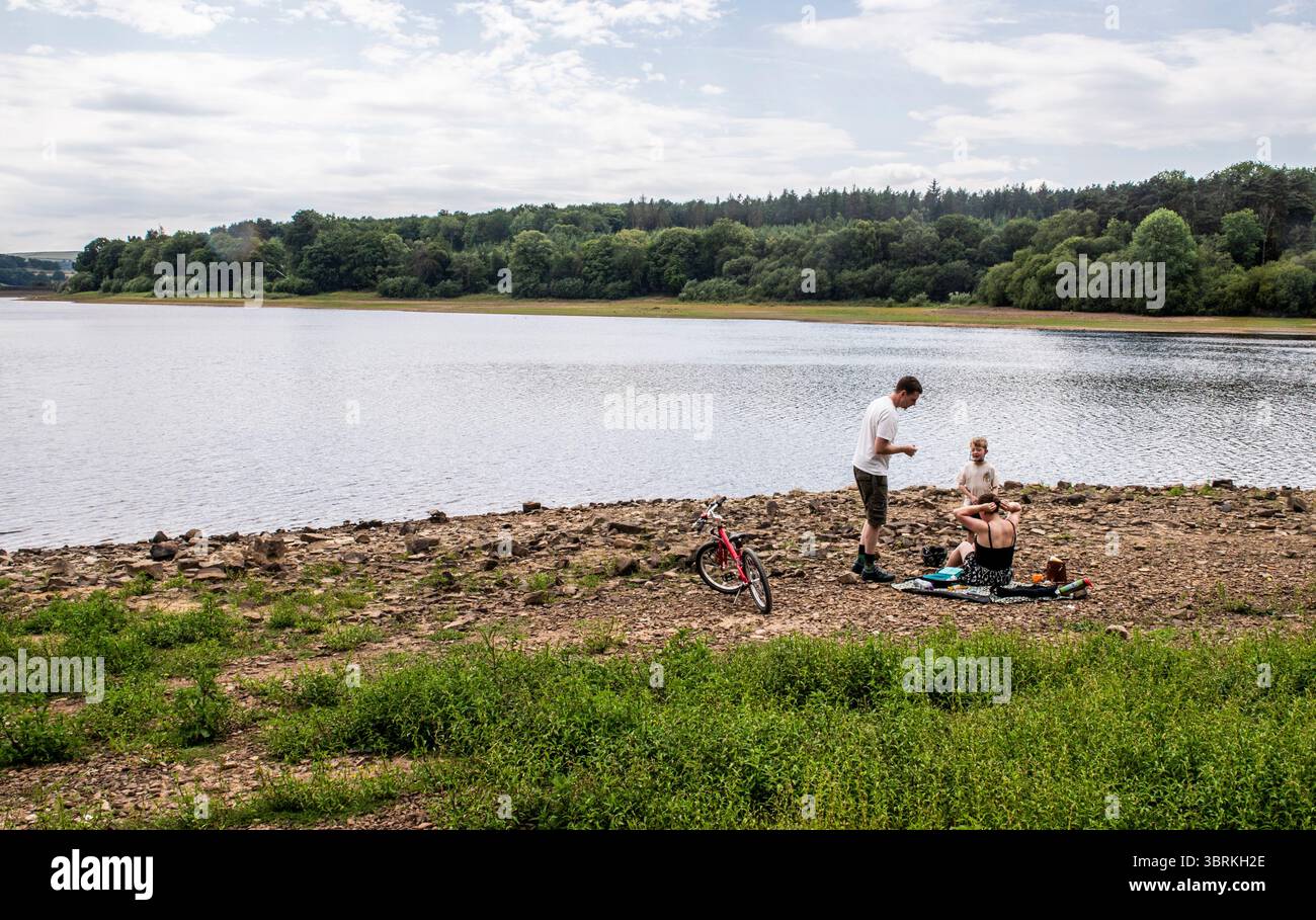 Harrogate, Großbritannien. Juli 2025. Da in Yorkshire ein strenges Verbot von Schlauchleitungen gilt, weisen zwei große Stauseen in der Nähe von Harrogate - Fewston und Swinsty - sehr geringe Wasserstände auf. Die Menschen nutzen „Strände“, die an Orten entstanden sind, die tief unter Wasser liegen sollten. ernesto Rogata/Alamy Live News Stockfoto