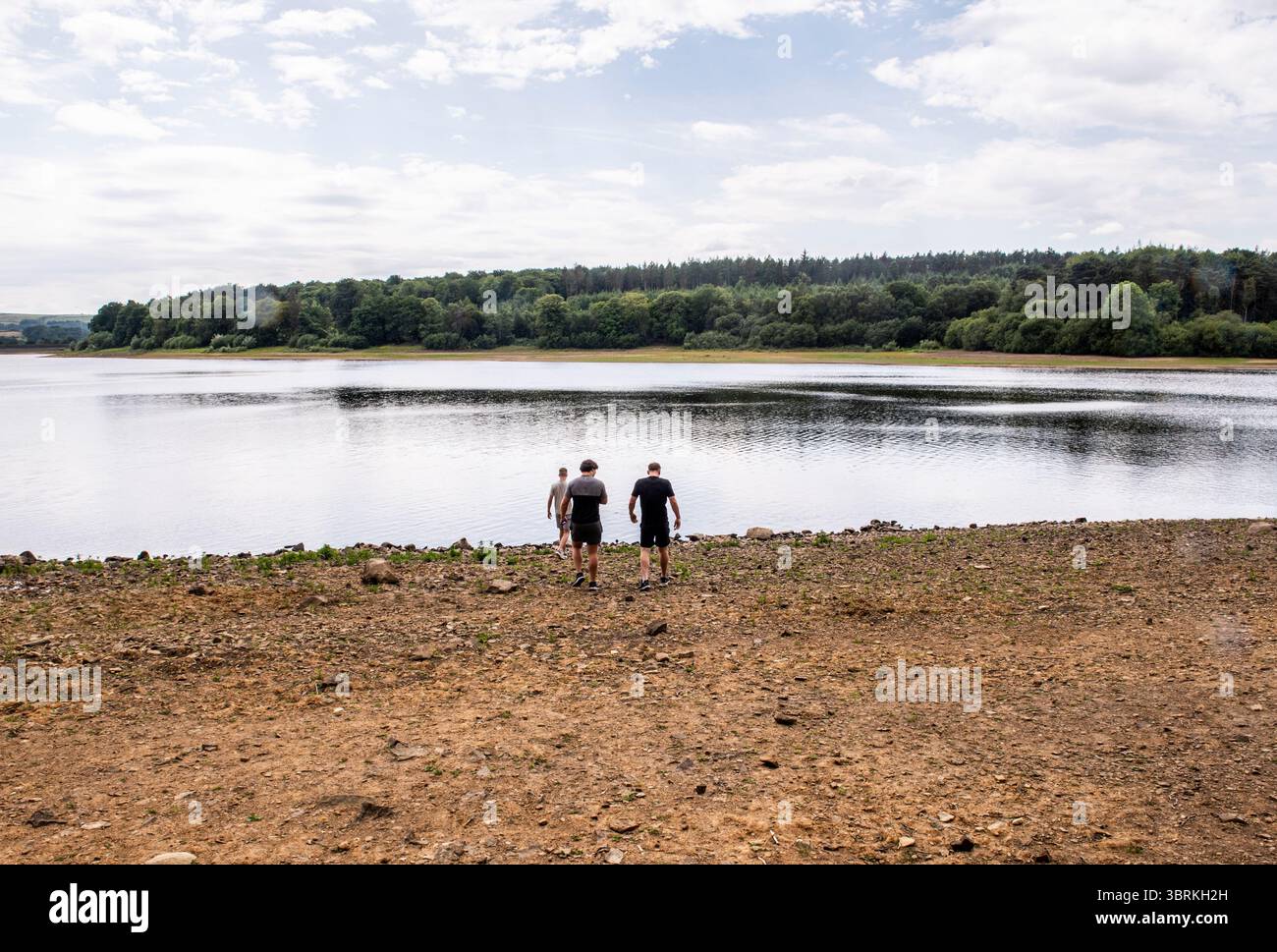 Harrogate, Großbritannien. Juli 2025. Da in Yorkshire ein strenges Verbot von Schlauchleitungen gilt, weisen zwei große Stauseen in der Nähe von Harrogate - Fewston und Swinsty - sehr geringe Wasserstände auf. Die Menschen nutzen „Strände“, die an Orten entstanden sind, die tief unter Wasser liegen sollten. ernesto Rogata/Alamy Live News Stockfoto