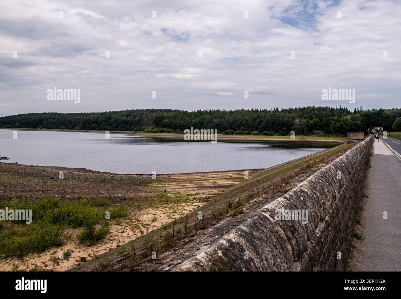Harrogate, Großbritannien. Juli 2025. Da in Yorkshire ein strenges Verbot von Schlauchleitungen gilt, weisen zwei große Stauseen in der Nähe von Harrogate - Fewston und Swinsty - sehr geringe Wasserstände auf. ernesto Rogata/Alamy Live News Stockfoto