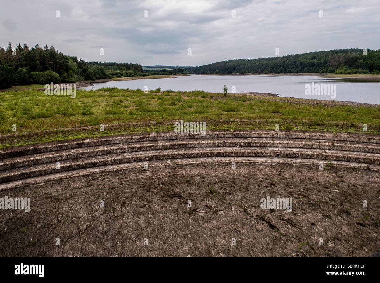 Harrogate, Großbritannien. Juli 2025. Da in Yorkshire ein strenges Verbot von Schlauchleitungen gilt, weisen zwei große Stauseen in der Nähe von Harrogate - Fewston und Swinsty - sehr geringe Wasserstände auf. ernesto Rogata/Alamy Live News Stockfoto