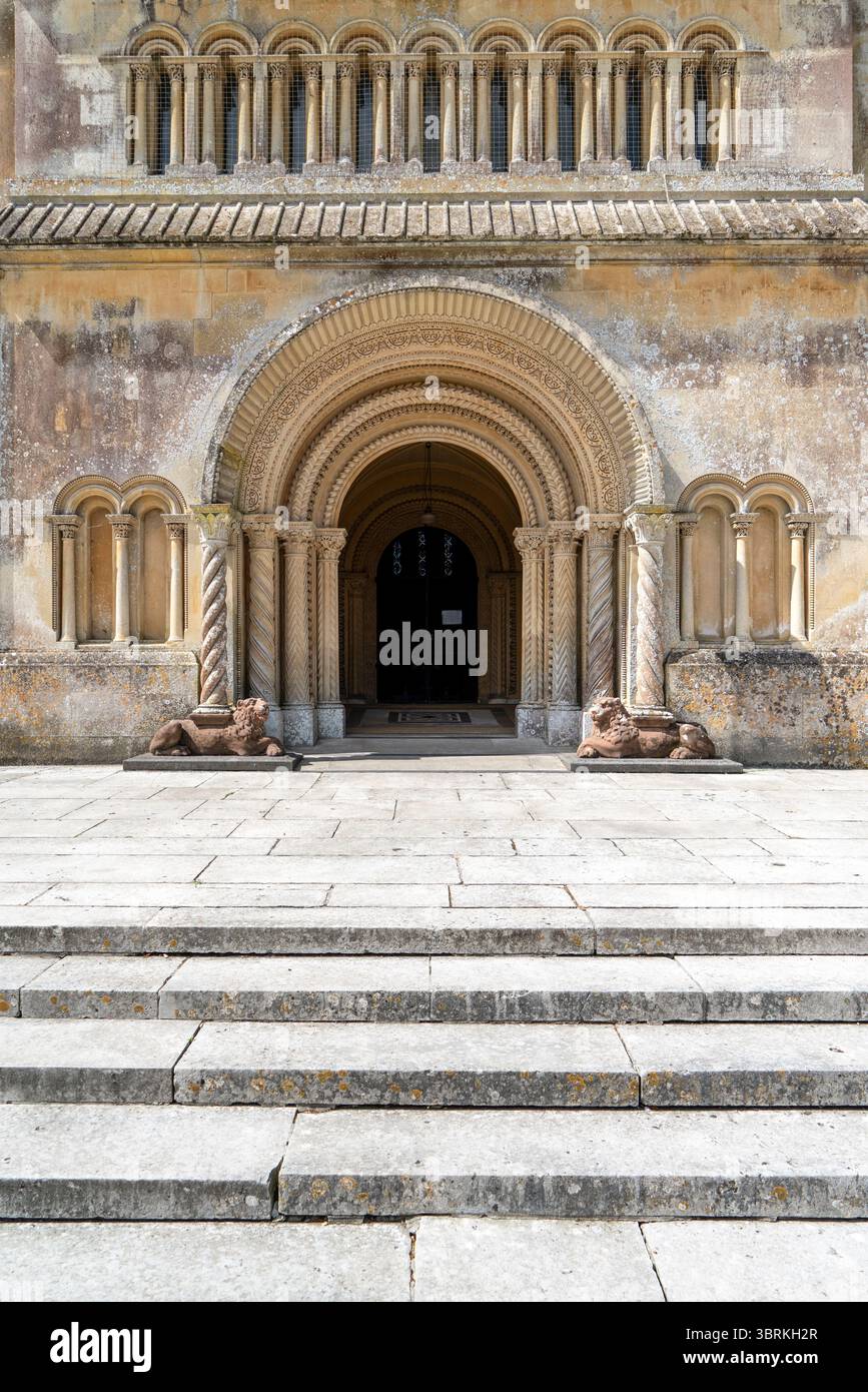 Kunstvoll geschnitzte Steinkirche Eingang Stockfoto