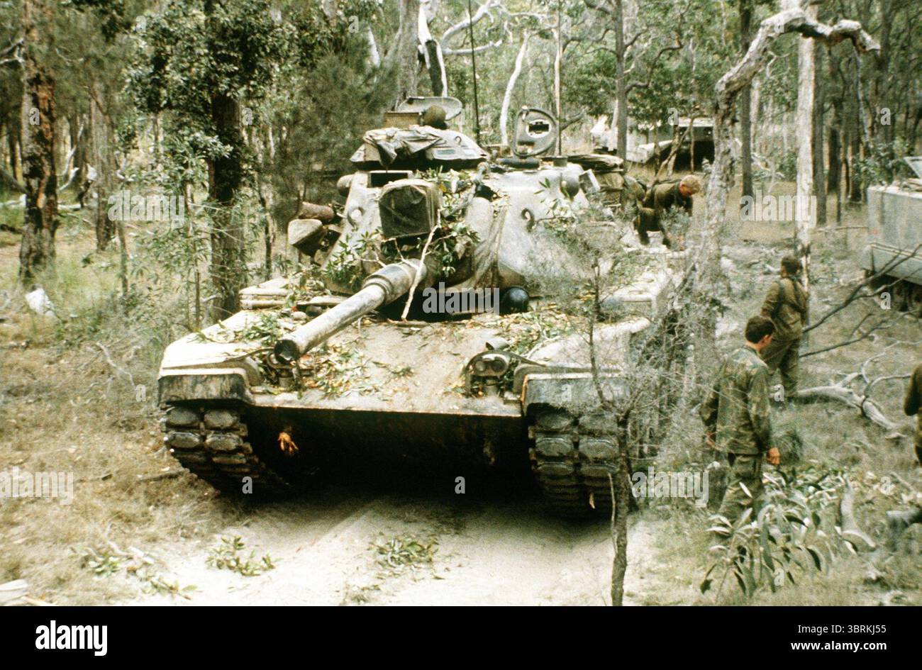 M60A1-Tank an der 31st Marine Amphibious Unit (31st MAU) während Übung Känguru 4 (DM-ST-83-01457) befestigt. Stockfoto
