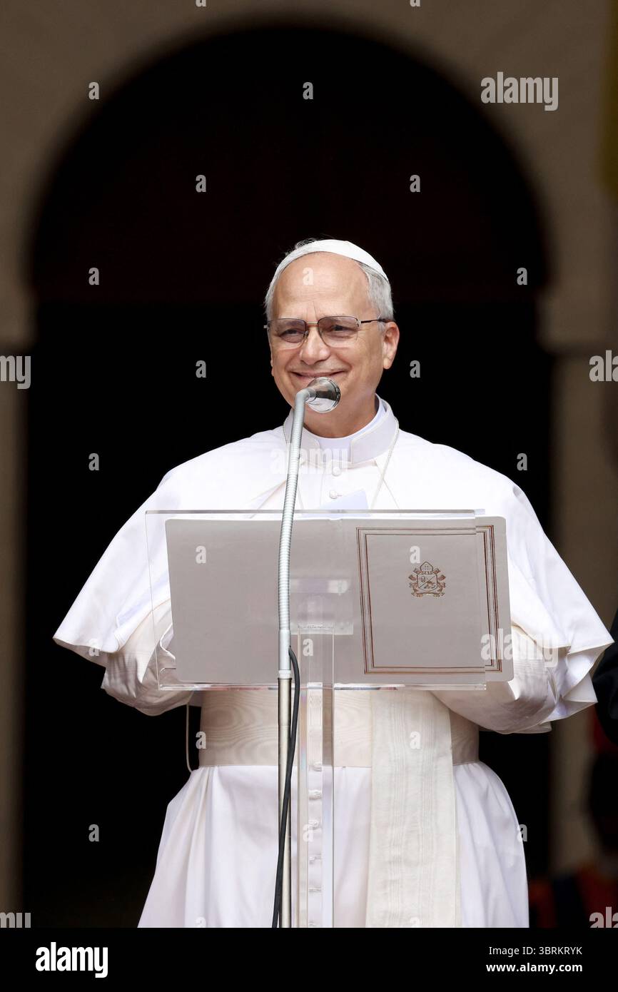 Castel Gandolfo, Italien. Juli 2025. Papst Leo XIV. Betet den Angelus mit den Gläubigen in Castel Gandolfo, südlich von Rom, Italien am 13. Juli 2025. Während seine Sommerferien in Castel Gandolfo fortgesetzt werden, schloss sich Papst Leo XIV. Den Pilgern an, die nach Rom kamen, um das traditionelle Mariengebet des Angelus zu beten. Foto: (EV) F. Origlia- Vatican Pool/ ABACAPRESS.COM Credit: Abaca Press/Alamy Live News Stockfoto