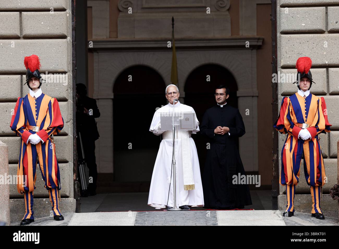 Castel Gandolfo, Italien. Juli 2025. Papst Leo XIV. Betet den Angelus mit den Gläubigen in Castel Gandolfo, südlich von Rom, Italien am 13. Juli 2025. Während seine Sommerferien in Castel Gandolfo fortgesetzt werden, schloss sich Papst Leo XIV. Den Pilgern an, die nach Rom kamen, um das traditionelle Mariengebet des Angelus zu beten. Foto: (EV) F. Origlia- Vatican Pool/ ABACAPRESS.COM Credit: Abaca Press/Alamy Live News Stockfoto