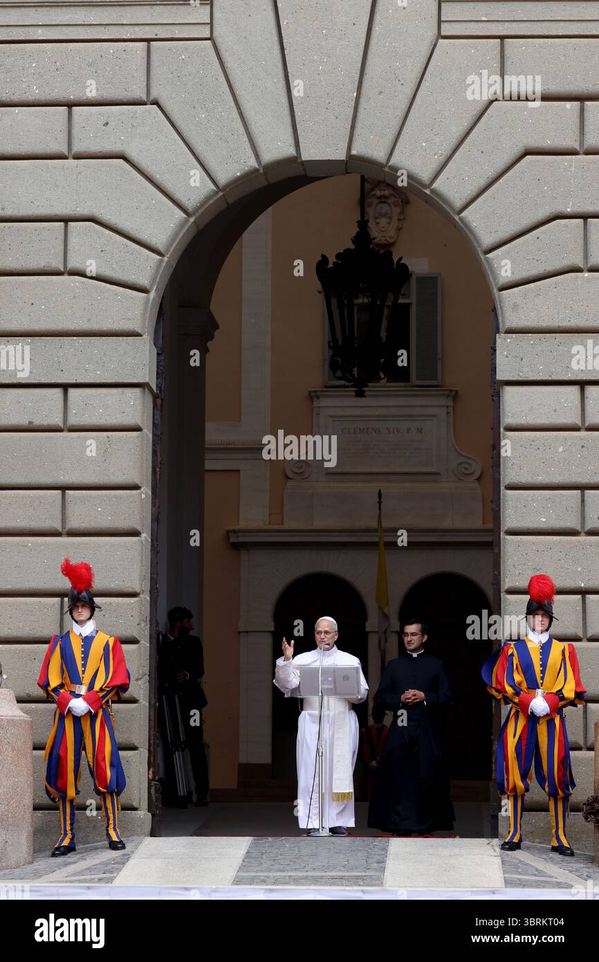 Castel Gandolfo, Italien. Juli 2025. Papst Leo XIV. Betet den Angelus mit den Gläubigen in Castel Gandolfo, südlich von Rom, Italien am 13. Juli 2025. Während seine Sommerferien in Castel Gandolfo fortgesetzt werden, schloss sich Papst Leo XIV. Den Pilgern an, die nach Rom kamen, um das traditionelle Mariengebet des Angelus zu beten. Foto: (EV) F. Origlia- Vatican Pool/ ABACAPRESS.COM Credit: Abaca Press/Alamy Live News Stockfoto