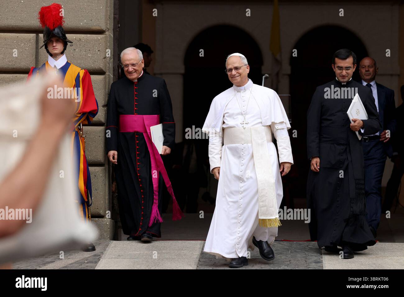Castel Gandolfo, Italien. Juli 2025. Papst Leo XIV. Betet den Angelus mit den Gläubigen in Castel Gandolfo, südlich von Rom, Italien am 13. Juli 2025. Während seine Sommerferien in Castel Gandolfo fortgesetzt werden, schloss sich Papst Leo XIV. Den Pilgern an, die nach Rom kamen, um das traditionelle Mariengebet des Angelus zu beten. Foto: (EV) F. Origlia- Vatican Pool/ ABACAPRESS.COM Credit: Abaca Press/Alamy Live News Stockfoto