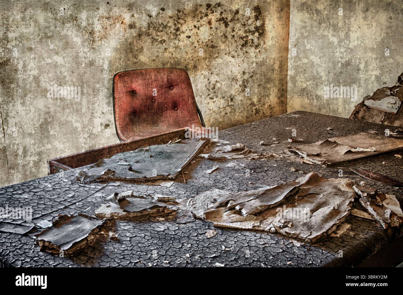 Der spektakuläre Niedergang der Mare Island Naval Shipyard in Vallejo, Kalifornien, einer stillgelegten Marinebasis, die für die Bemühungen des Zweiten Weltkriegs entscheidend war. Die Werft stellte unzählige Schiffe und U-Boote aus und beschäftigte Tausende von Arbeitern. Sie wurde von 1854 bis 1996 betrieben und gehört heute der Stadt Vallejo. HE City verhandelt derzeit mit einem Baumeister über einen Plan, der gewerbliche Flächen, Wohnhäuser, Freizeit- und Freiflächen und wiederbelebte historische Bereiche bereitstellen würde. Stockfoto