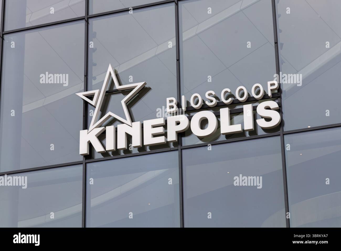 Das unverwechselbare Kinepolis Cinema Logo steht auf einer modernen Glasfassade und symbolisiert Unterhaltung und Kinoerlebnis. Leidschendam, Netherla Stockfoto