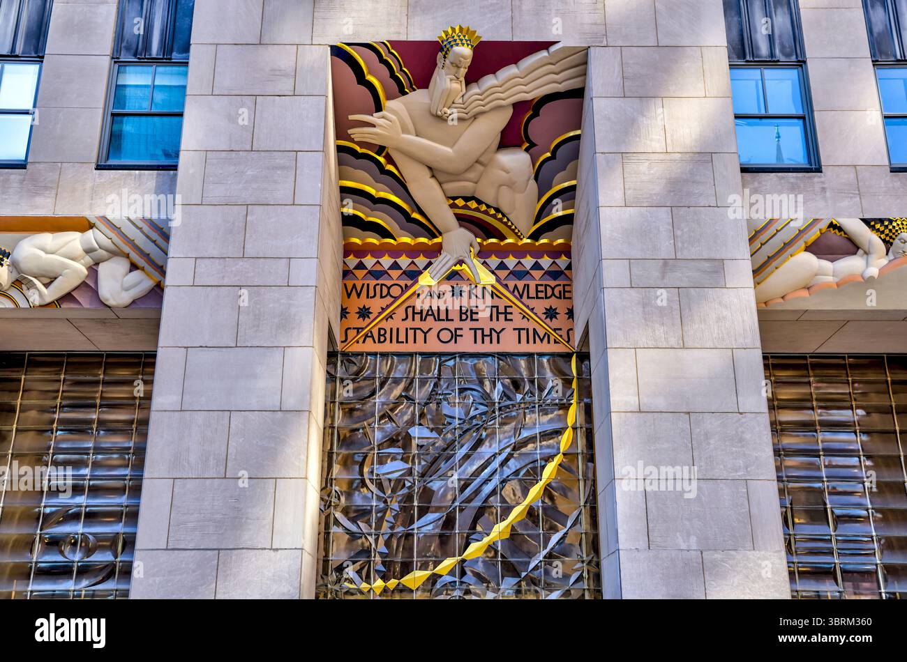 New York, New York - 21. Februar 2022: New York, New York - 21. Februar 2022: Skulpturenrelief am Eingang zum Rockefeller Center Stockfoto
