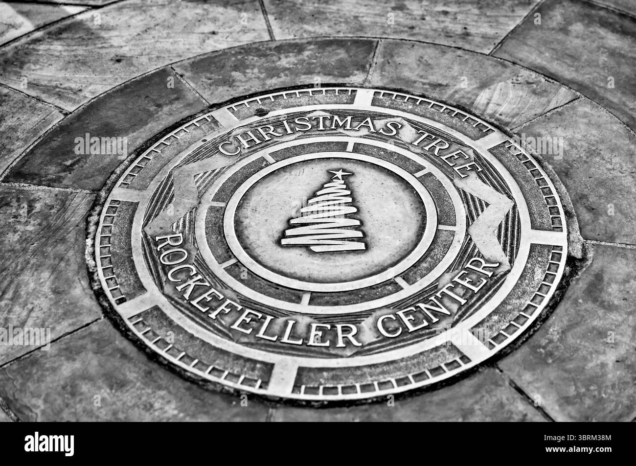 New York, New York - 21. Februar 2022: New York, New York - 21. Februar 2022: Straßenplakette vor dem Rockefeller Center, auf der die Lage des Th angegeben ist Stockfoto