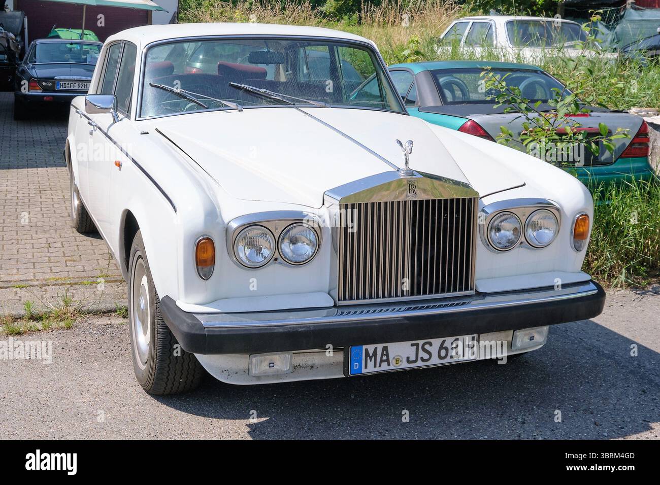 Bammental, Baden Württemberg, Deutschland, 18. Juni 2025, White Rolls Royce Silver Shadow vor einer Oldtimer-Werkstatt Stockfoto