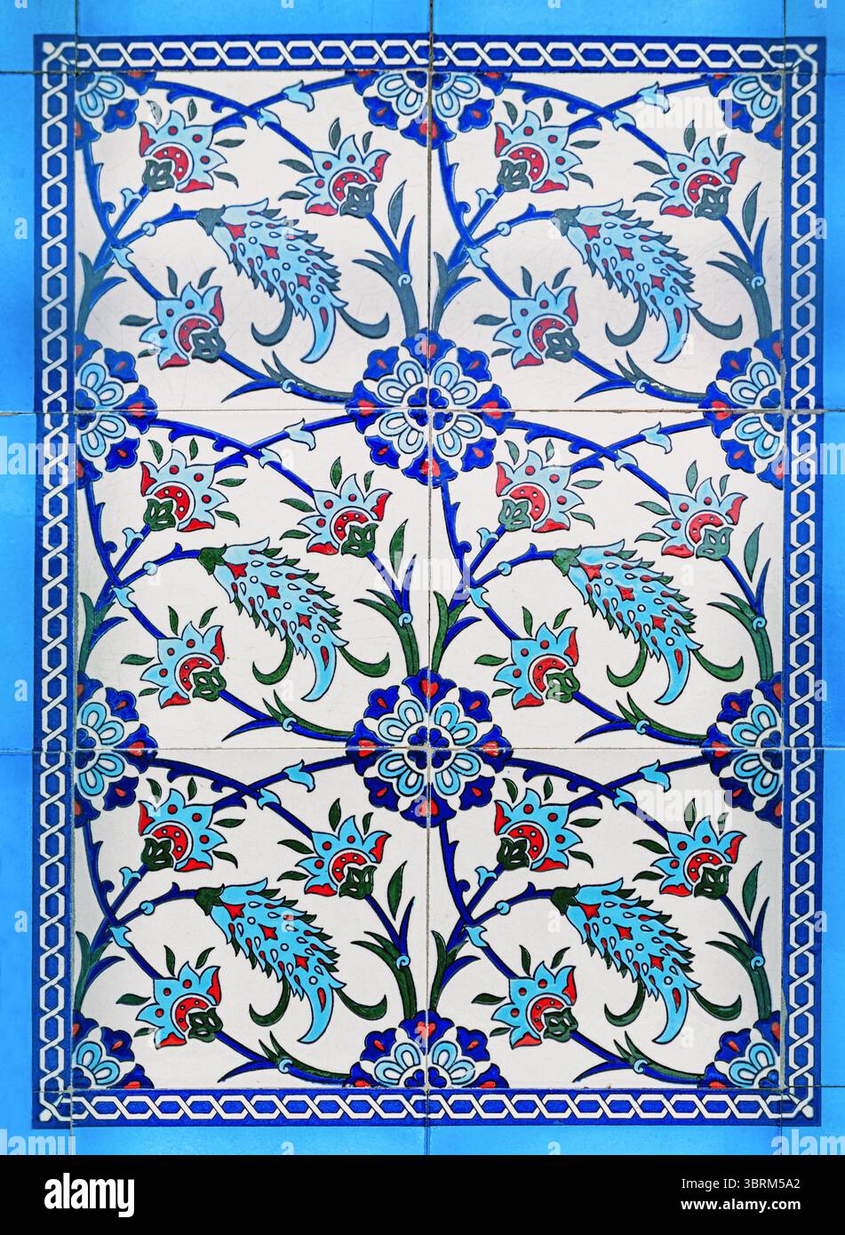 30. April 2025, Ildir, Turkiye: Nahaufnahme einer glasierten Keramikfliesenplatte mit einem sich wiederholenden Blumenmotiv, das die Schönheit der türkischen Kunst zeigt Stockfoto