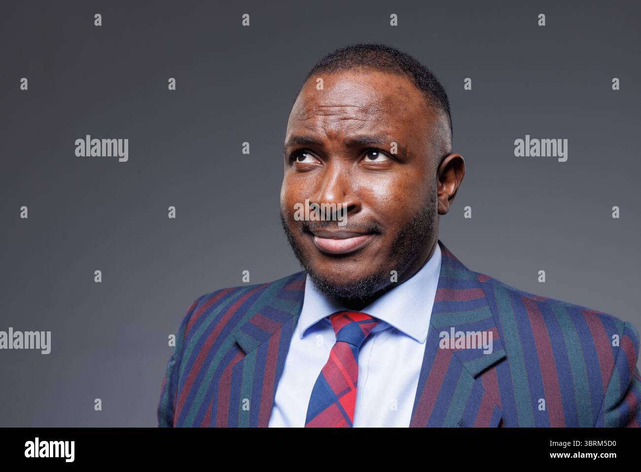 Selbstbewusster afrikanischer Geschäftsmann in formeller Kleidung und Brille, Führung, Ehrgeiz und professionellem Erfolgskonzept Stockfoto
