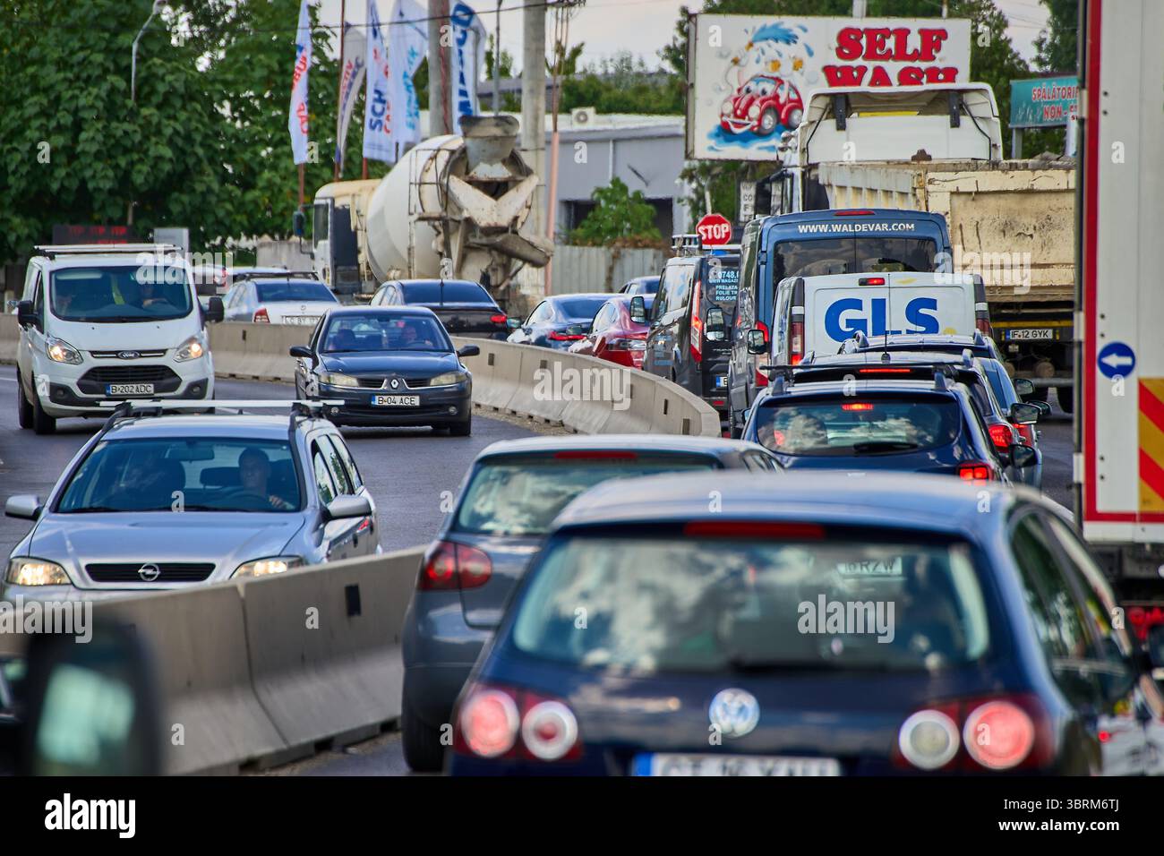 Bragadiru, Rumänien. 30. Juni 2025: Viele Autos stecken in der Hauptverkehrszeit in der Nähe der Kreuzung zwischen der Bukarest-Alexandria-Straße und den Segmen fest Stockfoto