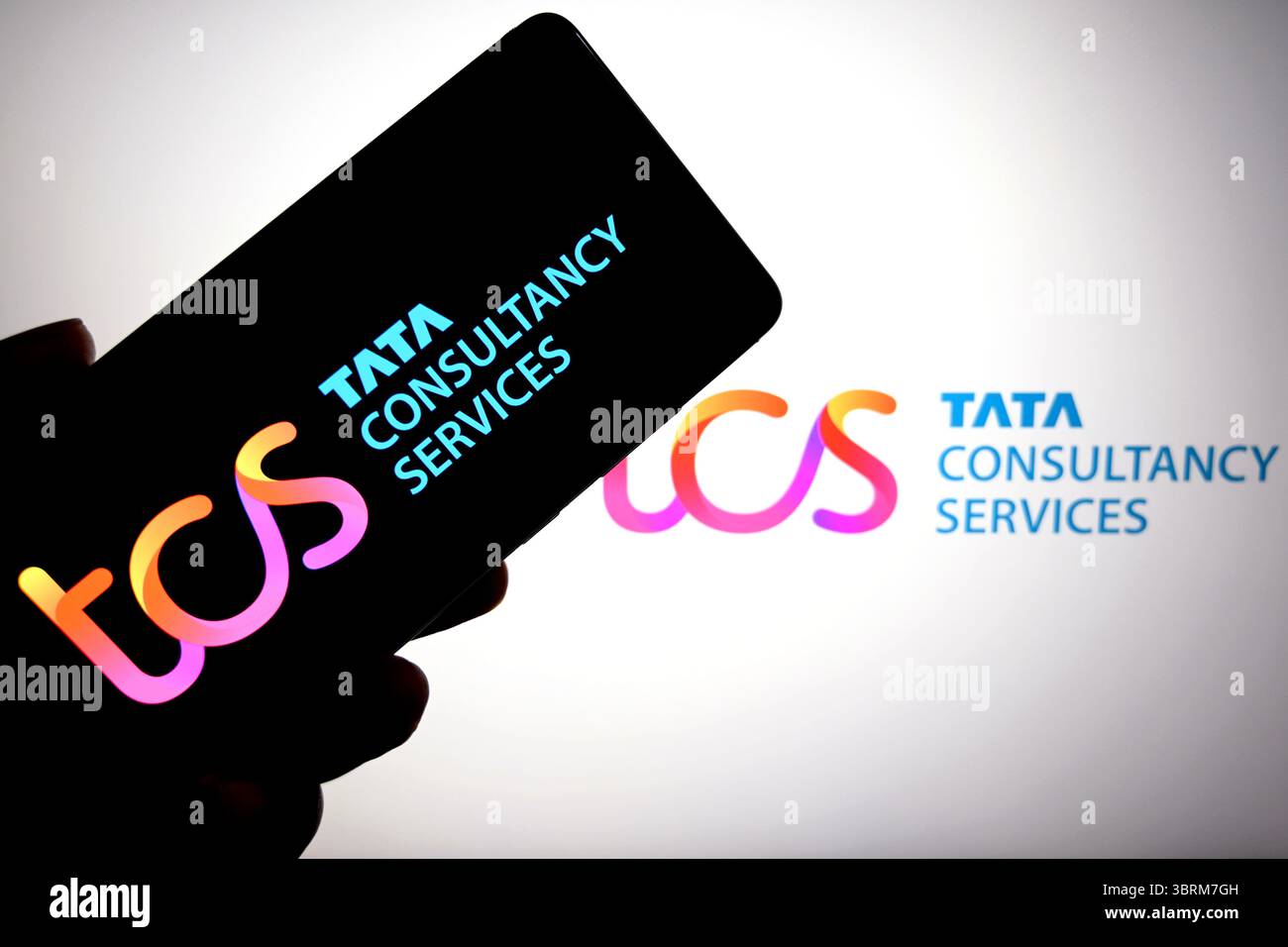 In dieser Abbildung ist ein TCS-Logo (Tata Consultancy Service) auf einem Smartphone und im Hintergrund zu sehen. Stockfoto