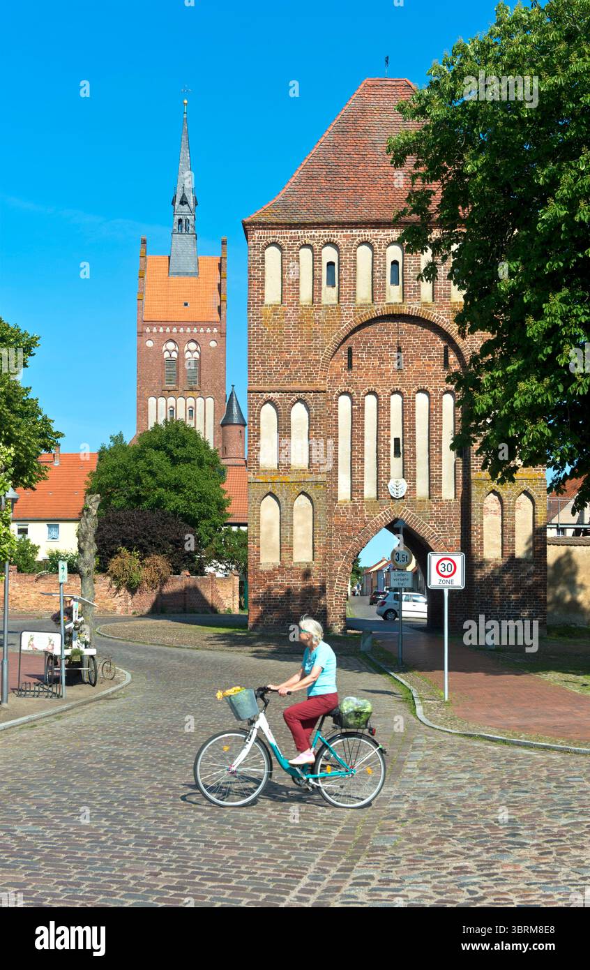 Stadttor Anklamer Tor, evangelische Marienkirche dahinter, Usedom Stadt, Usedom Insel, Mecklenburg-Vorpommern, Deutschland Stockfoto
