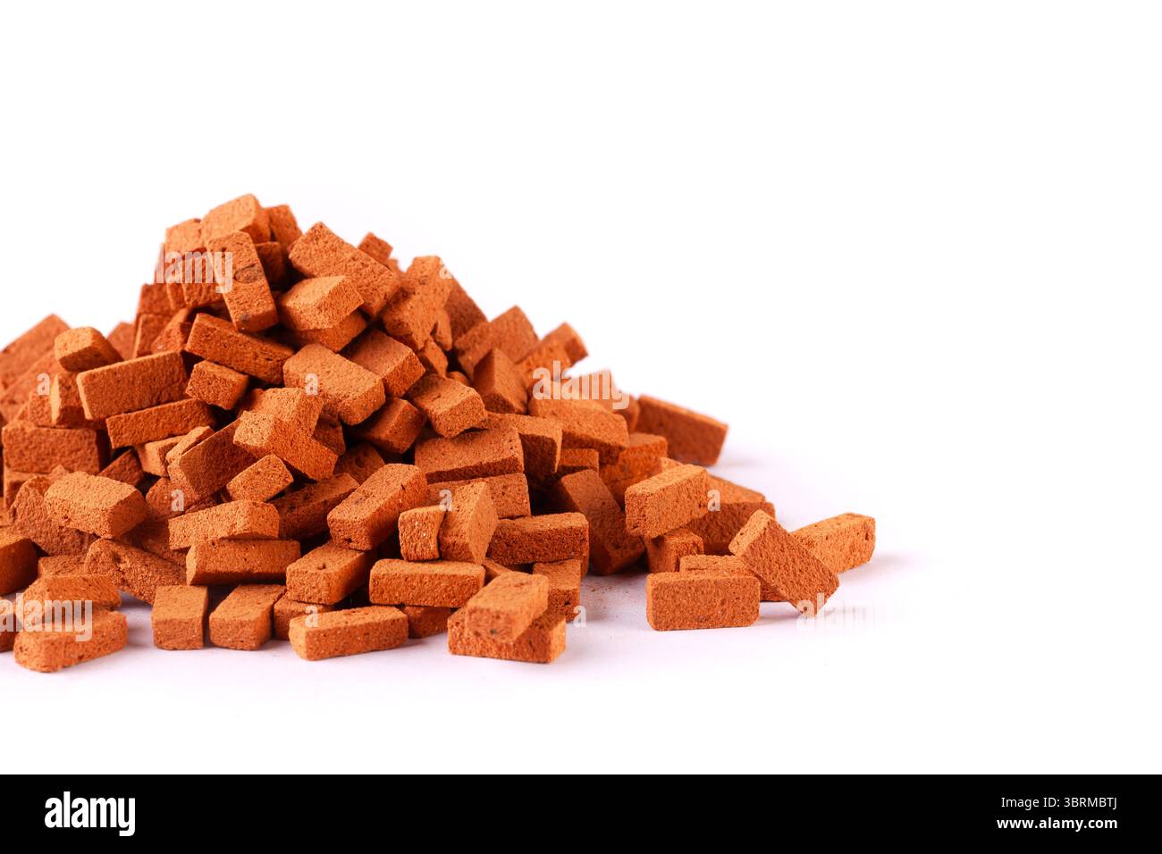 Haufen kleiner Steine mit Textfeld rechts. Bauarbeiten und Bauhintergrund Stockfoto