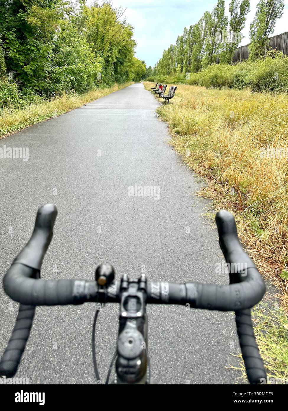 Eine Straße aus der Perspektive eines Radfahrers auf einem Fahrrad ohne Hände an der Bar Stockfoto