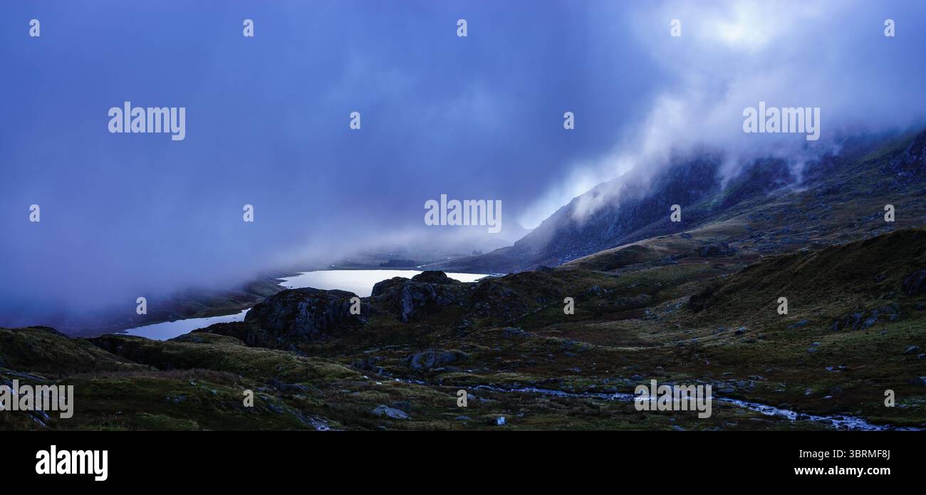 Llyn Ogwen und Tryfan im Eryri-Nationalpark, bevor die Wolken brechen Stockfoto