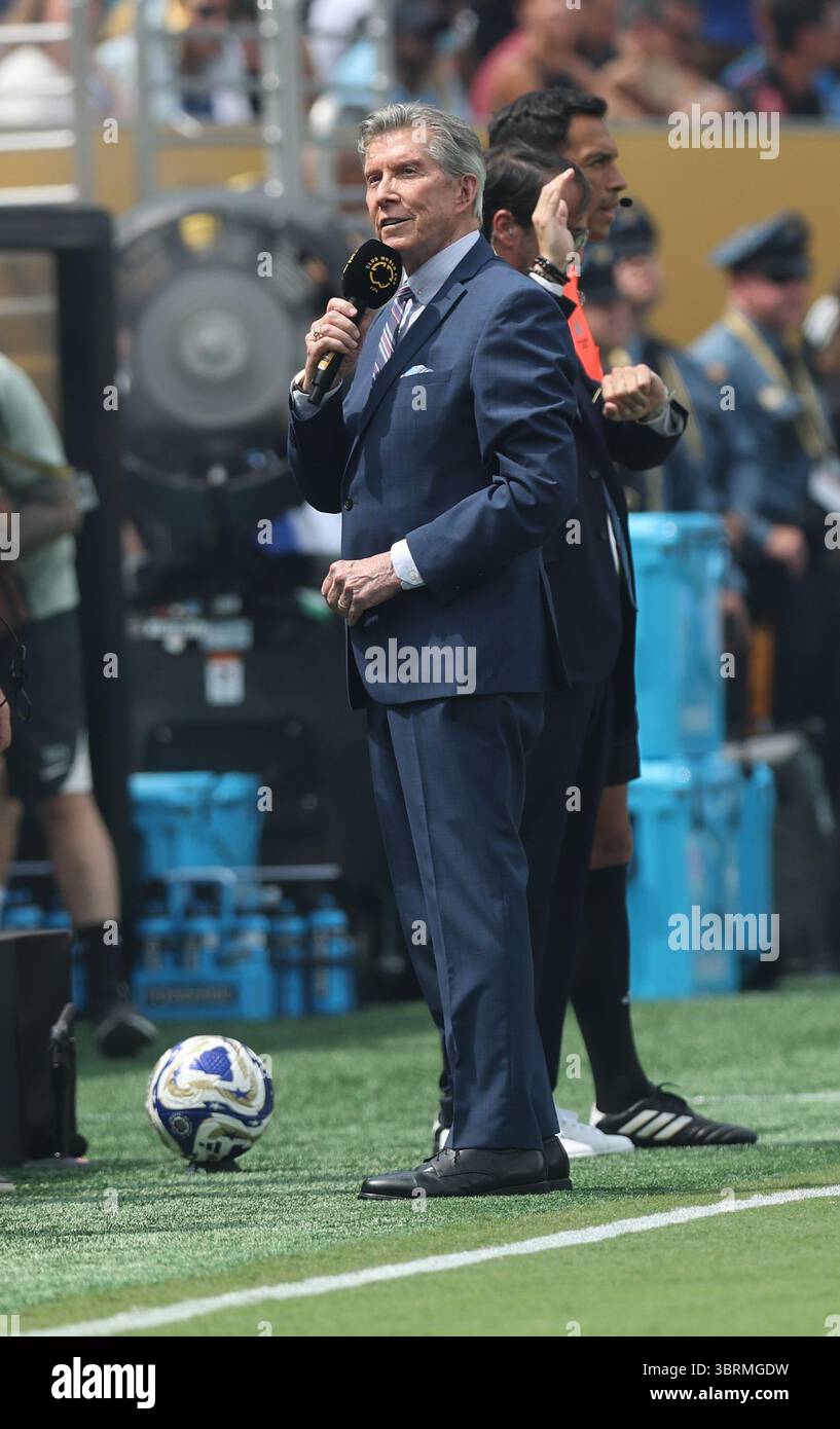 New Jersey, USA. Juli 2025. Die Stimme von Boxen Michael Buffer stellt den Fans das Spiel vor dem Finale der FIFA Club-Weltmeisterschaft Chelsea gegen Paris Saint Germain im Metlife Stadium, New Jersey, vor. Der Bildnachweis sollte lauten: David Klein/Sportimage Credit: Sportimage Ltd/Alamy Live News Stockfoto