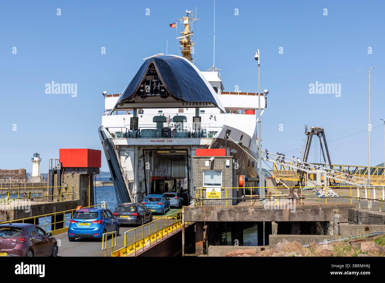 Fahrzeuge an Bord der MV Isle of Arran, Eilean Arainn in gälisch, im Besitz von Caledonian MacBrayne Anlegeplatz am Ardrossan Pier, Ayrshire, Schottland, Großbritannien Stockfoto