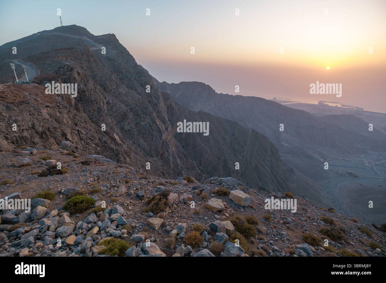 Filmischer Blick auf die Jebel Jais Berge in Twilight Glow, VAE Stockfoto