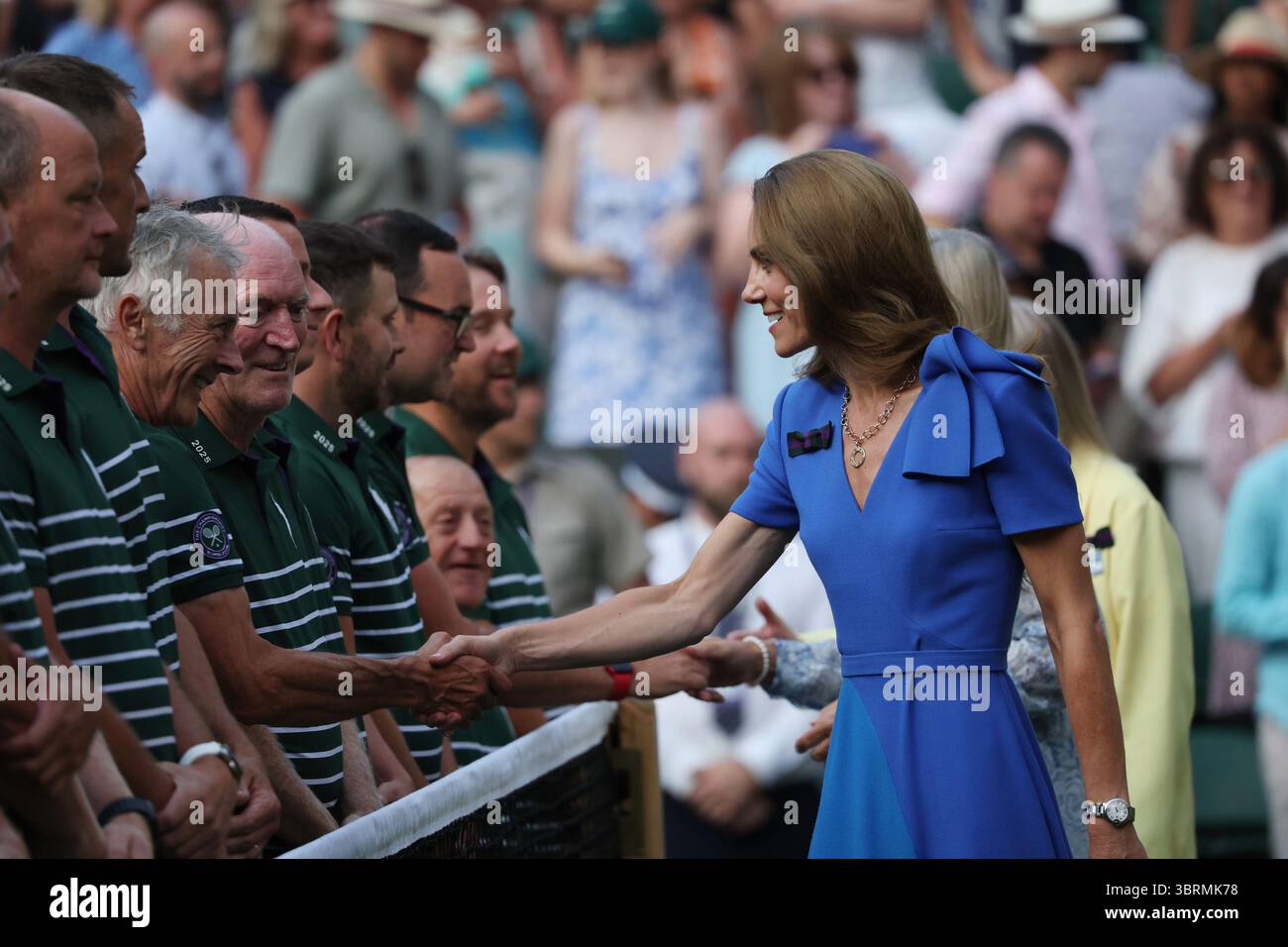 London, Großbritannien. Juli 2025. Catherine, Prinzessin von Wales, dankt den Mitarbeitern des Gelände nach dem Wimbledon Men's Singles Match am 14. Tag der Wimbledon Championships 2025 in London am Sonntag, den 13. Juli 2025. Foto: Hugo Philpott/UPI Credit: UPI/Alamy Live News Stockfoto