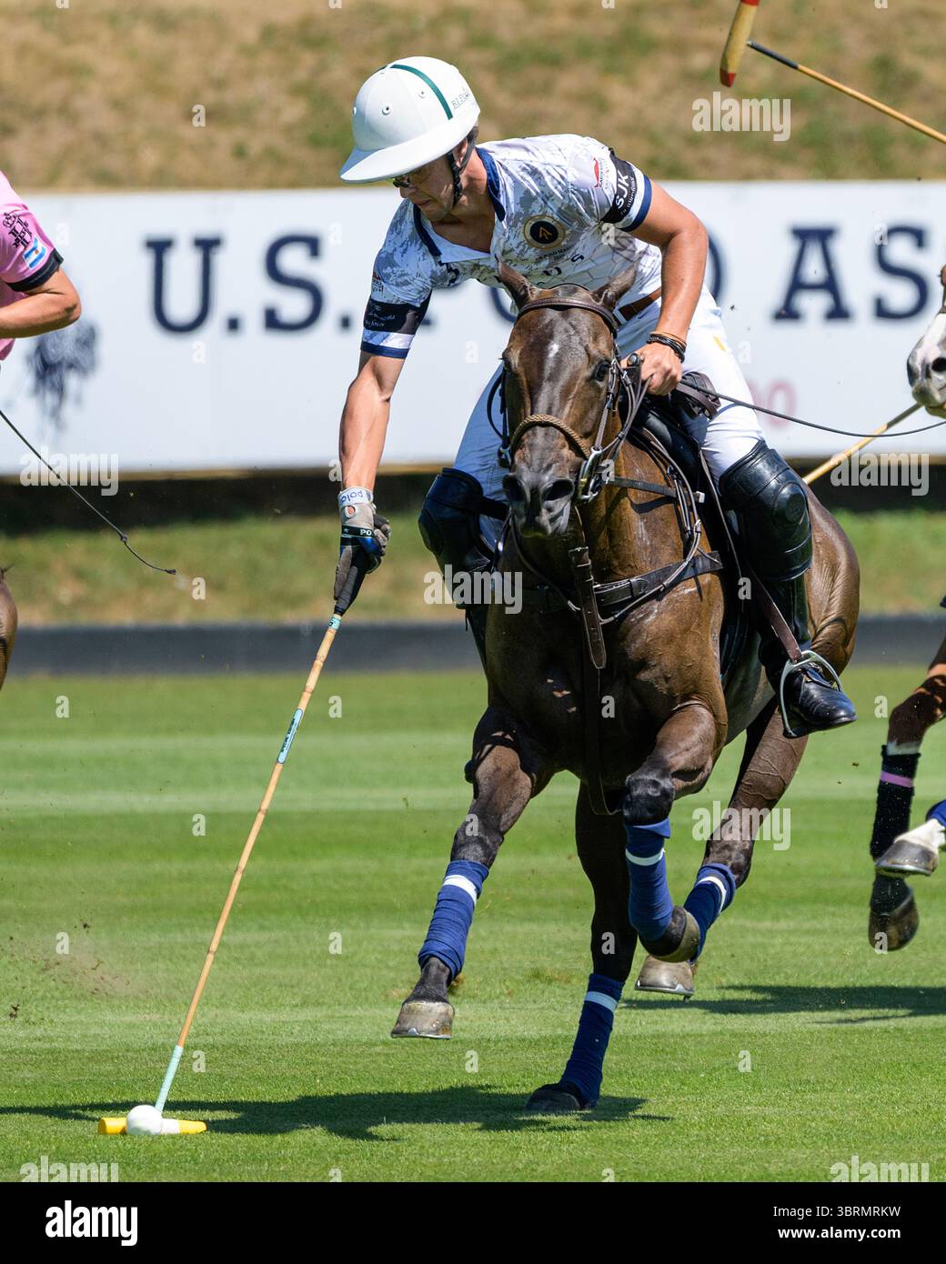 Juli 2025, Cowdray, Sussex UK. Ein entscheidender Sieg für La Dolfina/Scone gegen aureus GV sichert sich ihren Platz im Halbfinale der British Open Polo Championship für den Cowdray Gold Cup. Stockfoto