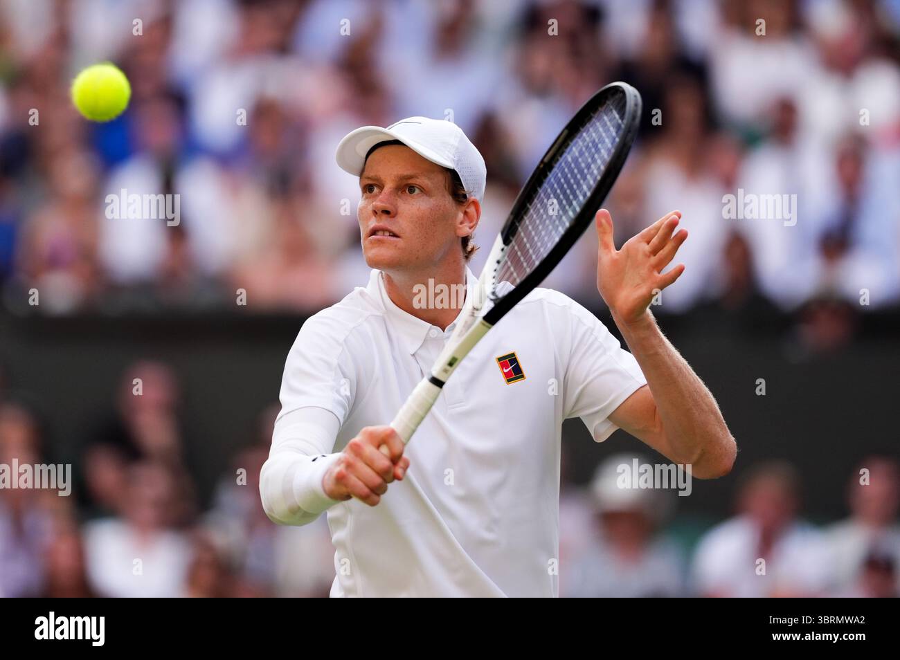 Jannik Sinner während seines Gentlemen's Singles Final gegen Carlos Alcaraz am 14. Tag der Wimbledon Championships 2025 im All England Lawn Tennis and Croquet Club in London. Bilddatum: Sonntag, 13. Juli 2025. Stockfoto