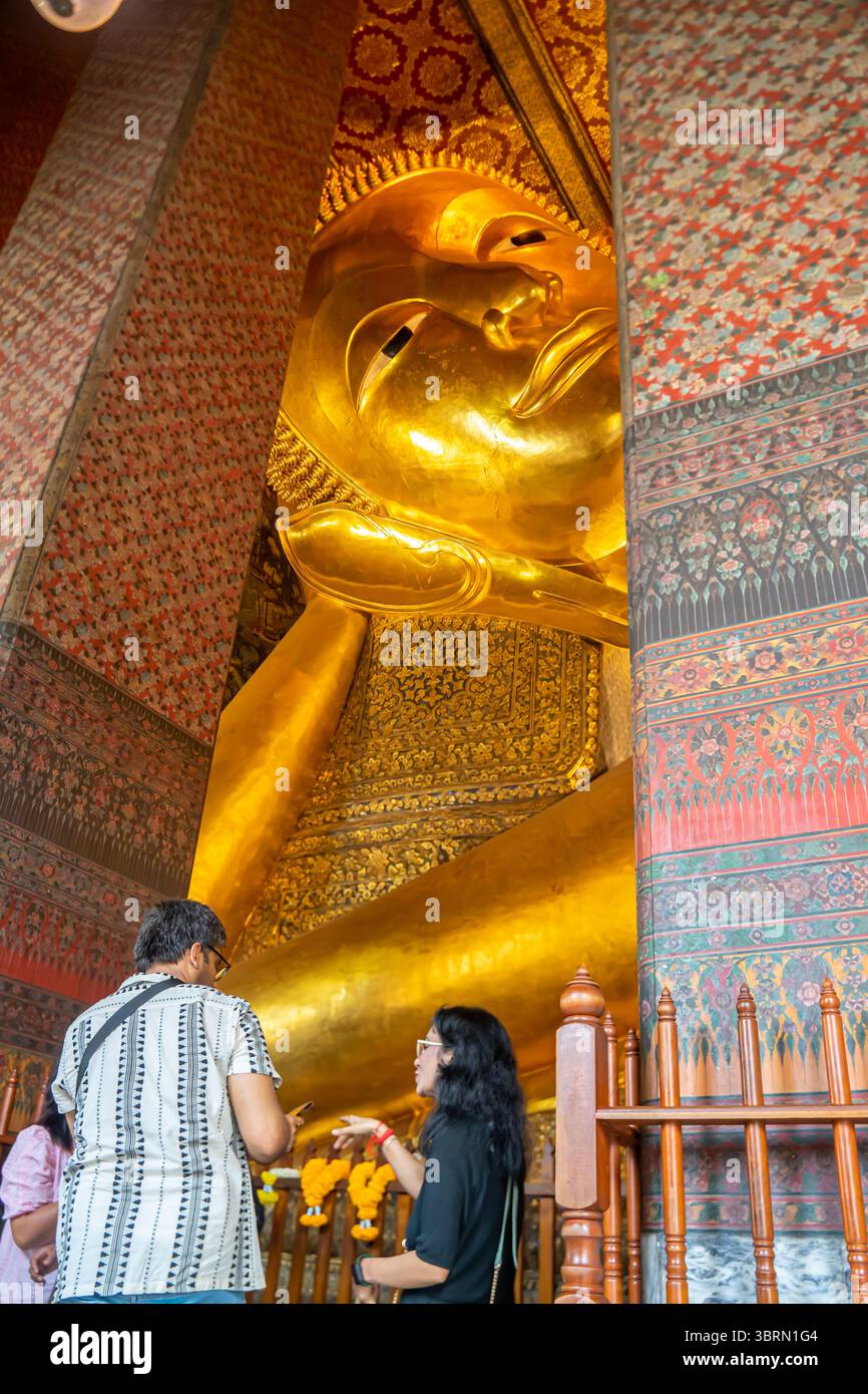 Touristen am liegenden Buddha Tempel, Wat Pho, Wat Po, buddhistischen Tempelkomplex im Phra Nakhon District, Bangkok, Thailand, Asien Stockfoto
