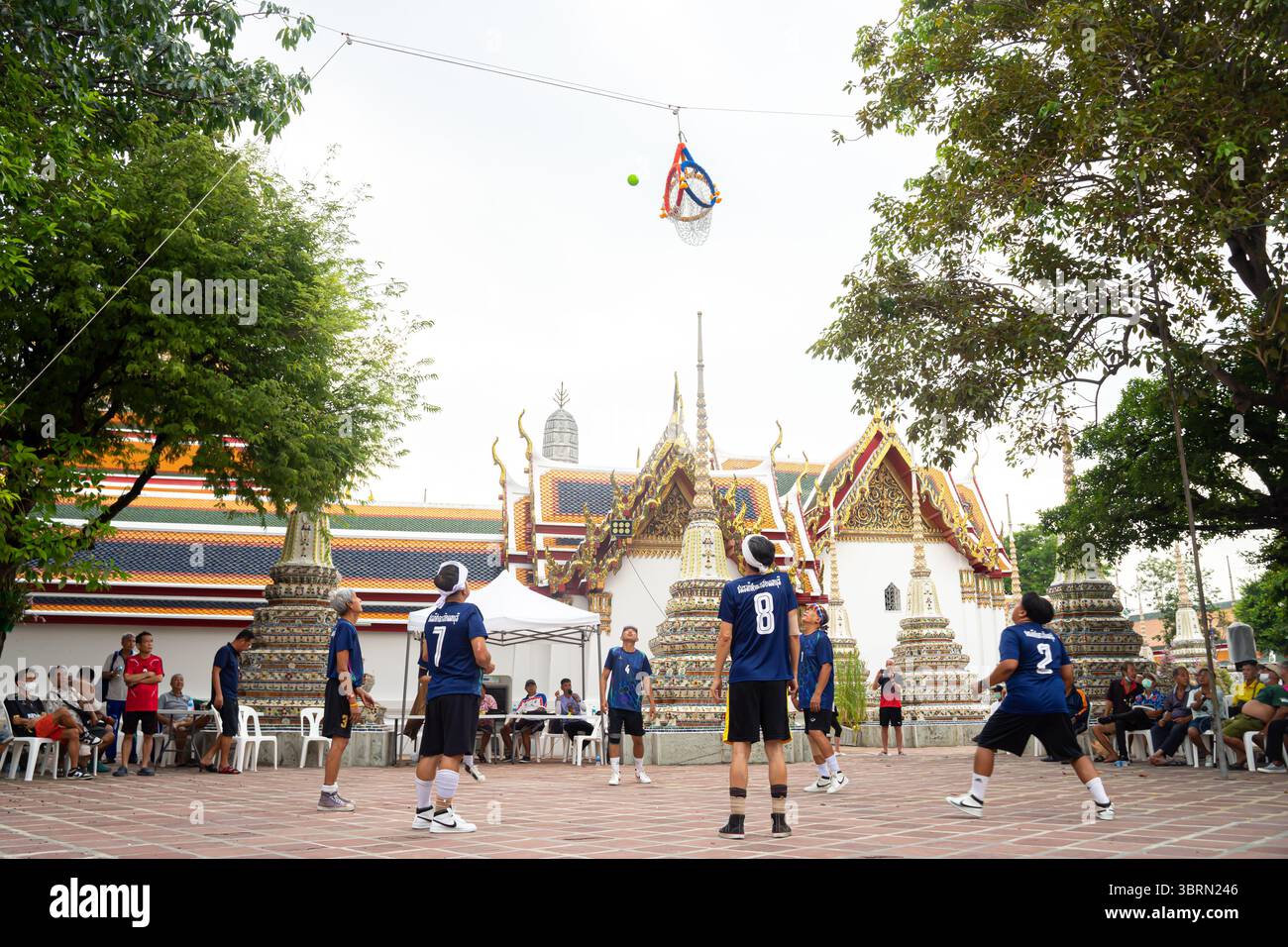 Hoop Takraw, ein Team-Rattan-Football-Spiel, das den Ball in den Hoop tritt, Wat Pho, Wat Po, Temple, Bangkok, Thailand Stockfoto