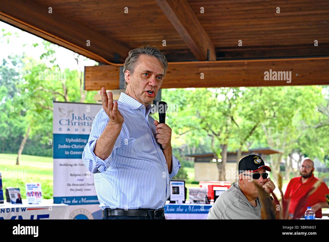 LENEXA KANSAS, USA - 12. JULI 2025 der ehemalige Gouverneur von Kansas, Dr. Jeff Colyer, der jetzt ein möglicher Kandidat für das Gouverneur ist, spricht Mitglieder der Johnson County Republican Party beim Meet and Greet Picknick. Stockfoto
