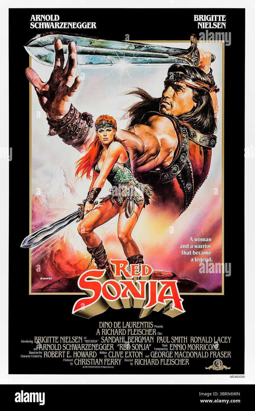 Red Sonja (1985) von Richard Fleischer mit Brigitte Nielsen, Arnold Schwarzenegger und Sandahl Bergman. Ein wilder Krieger sucht Rache an einer bösen Königin in einem mythischen Land. Foto eines Original-Posters aus dem Jahr 1985 mit einem Blatt, das AUSSCHLIESSLICH ZUR REDAKTIONELLEN VERWENDUNG von Renato Casaro VERWENDET WIRD. KREDIT: BFA / MGM / UA Stockfoto