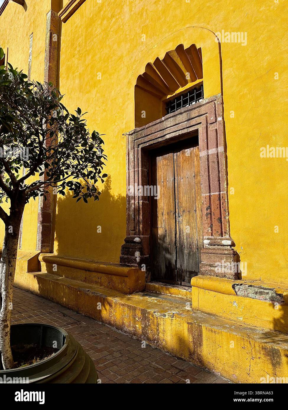 Gelbe Türgrafik - Smartphone-aufgenommenes Stockfoto