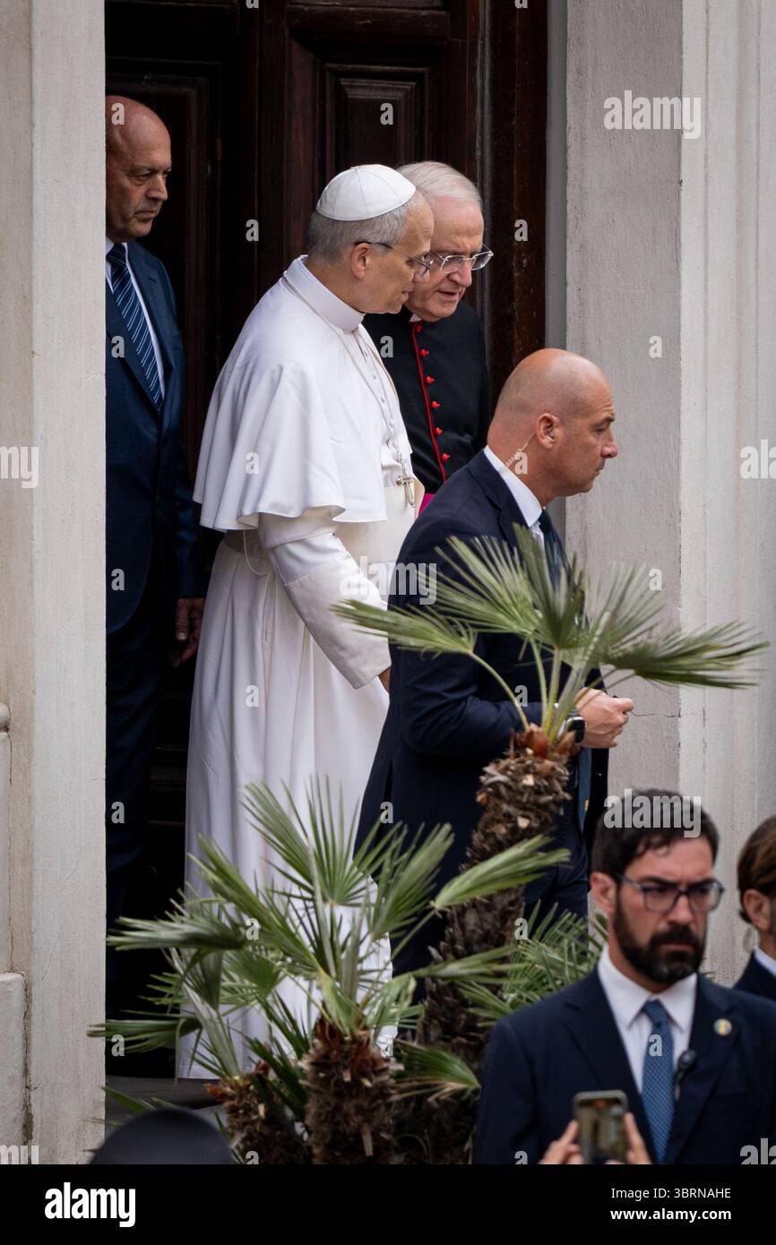Castel Gandolfo, Italien. Juli 2025. Papst Leo XIV. Kommt, um das traditionelle Angelusgebet am Sonntag aus dem Apostolischen Palast in Castel Gandolfo zu überbringen. Quelle: SOPA Images Limited/Alamy Live News Stockfoto