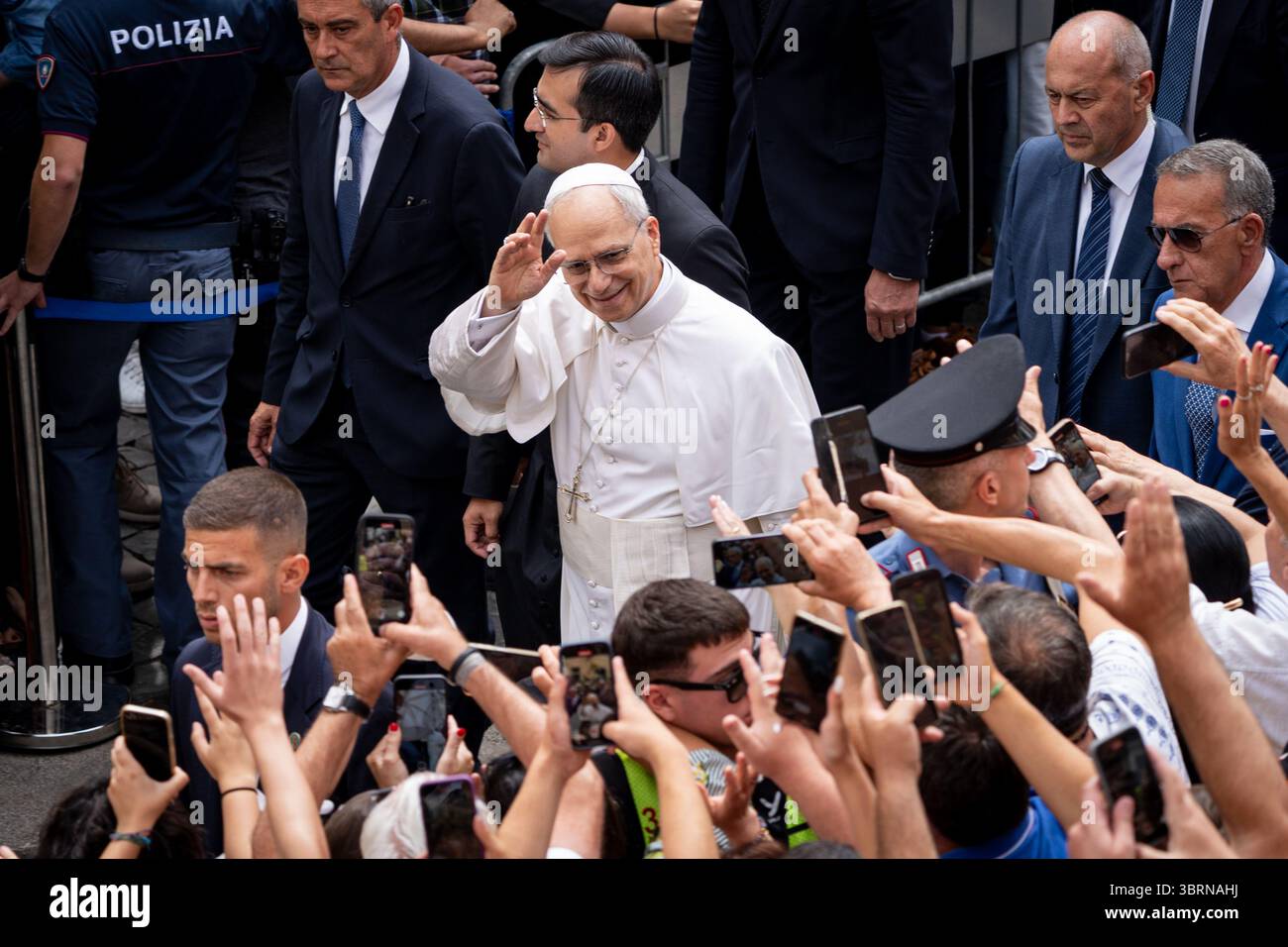 Castel Gandolfo, Italien. Juli 2025. Papst Leo XIV. Kommt, um das traditionelle Angelusgebet am Sonntag aus dem Apostolischen Palast in Castel Gandolfo zu überbringen. Quelle: SOPA Images Limited/Alamy Live News Stockfoto