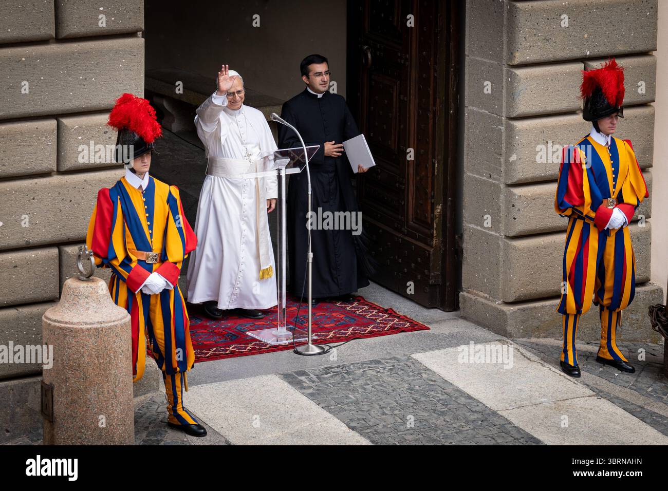 Castel Gandolfo, Italien. Juli 2025. Papst Leo XIV. Überbringt das traditionelle Angelusgebet vom Apostolischen Palast in Castel Gandolfo. Quelle: SOPA Images Limited/Alamy Live News Stockfoto