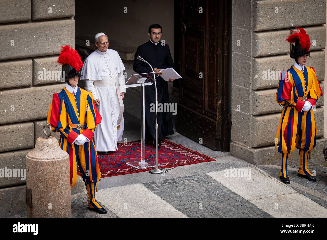 Castel Gandolfo, Italien. Juli 2025. Papst Leo XIV. Überbringt das traditionelle Angelusgebet vom Apostolischen Palast in Castel Gandolfo. Quelle: SOPA Images Limited/Alamy Live News Stockfoto
