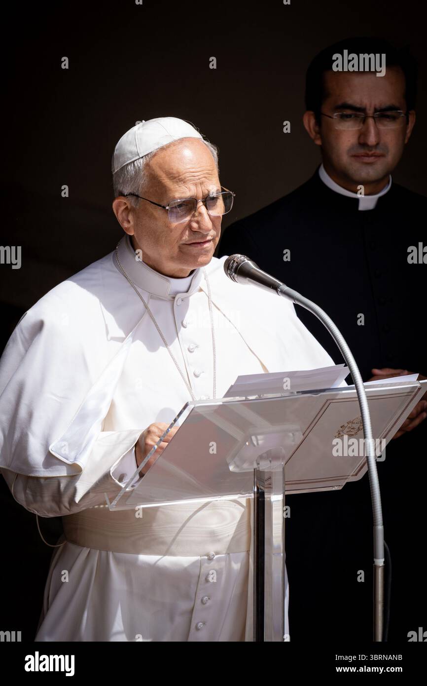 Castel Gandolfo, Italien. Juli 2025. Papst Leo XIV. Überbringt das traditionelle Angelusgebet vom Apostolischen Palast in Castel Gandolfo. Quelle: SOPA Images Limited/Alamy Live News Stockfoto