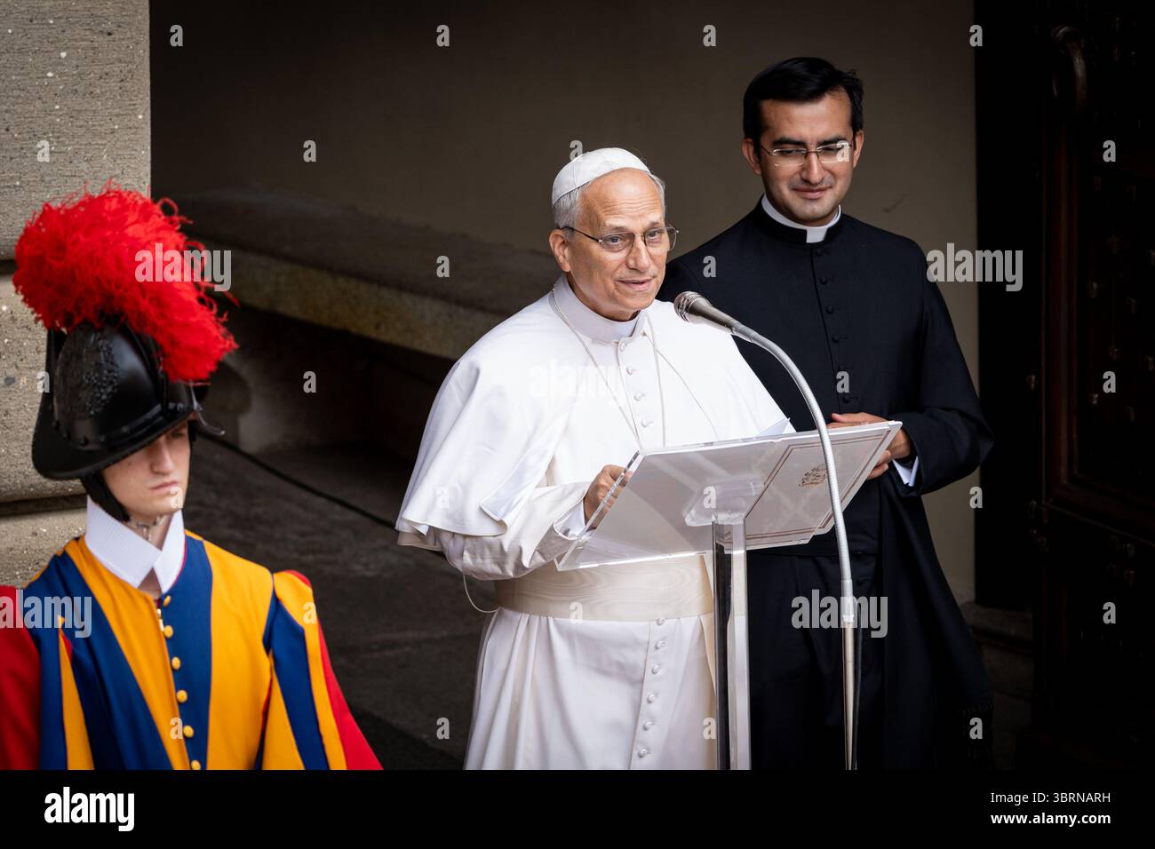 Castel Gandolfo, Italien. Juli 2025. Papst Leo XIV. Überbringt das traditionelle Angelusgebet vom Apostolischen Palast in Castel Gandolfo. Quelle: SOPA Images Limited/Alamy Live News Stockfoto