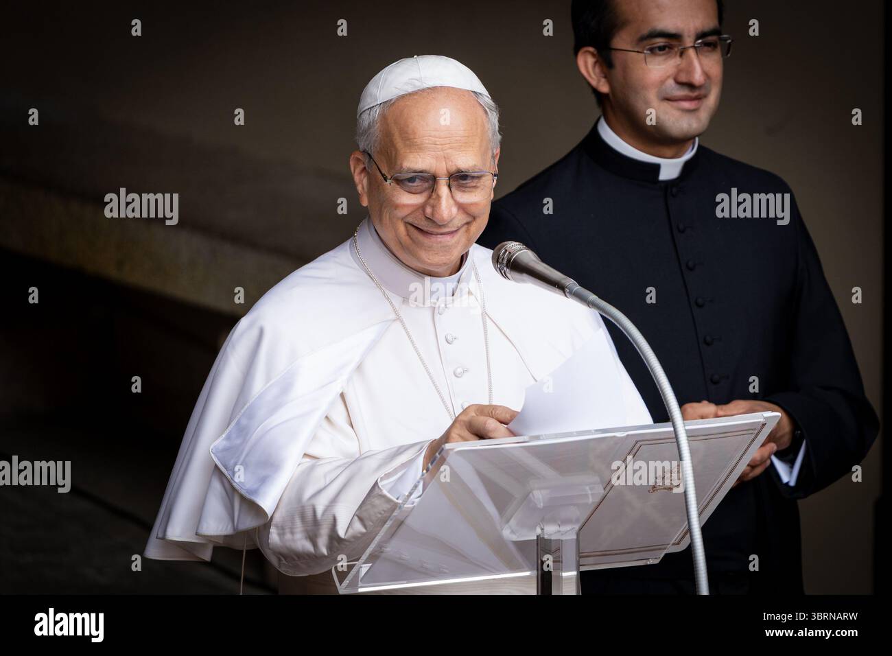 Castel Gandolfo, Italien. Juli 2025. Papst Leo XIV. Überbringt das traditionelle Angelusgebet vom Apostolischen Palast in Castel Gandolfo. Quelle: SOPA Images Limited/Alamy Live News Stockfoto