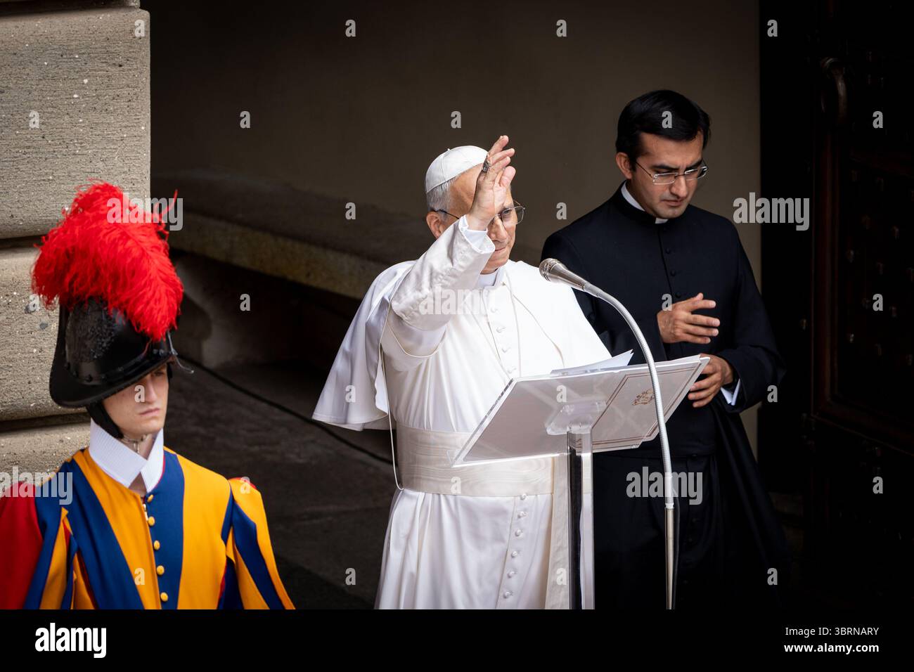 Castel Gandolfo, Italien. Juli 2025. Papst Leo XIV. Überbringt das traditionelle Angelusgebet vom Apostolischen Palast in Castel Gandolfo. Quelle: SOPA Images Limited/Alamy Live News Stockfoto