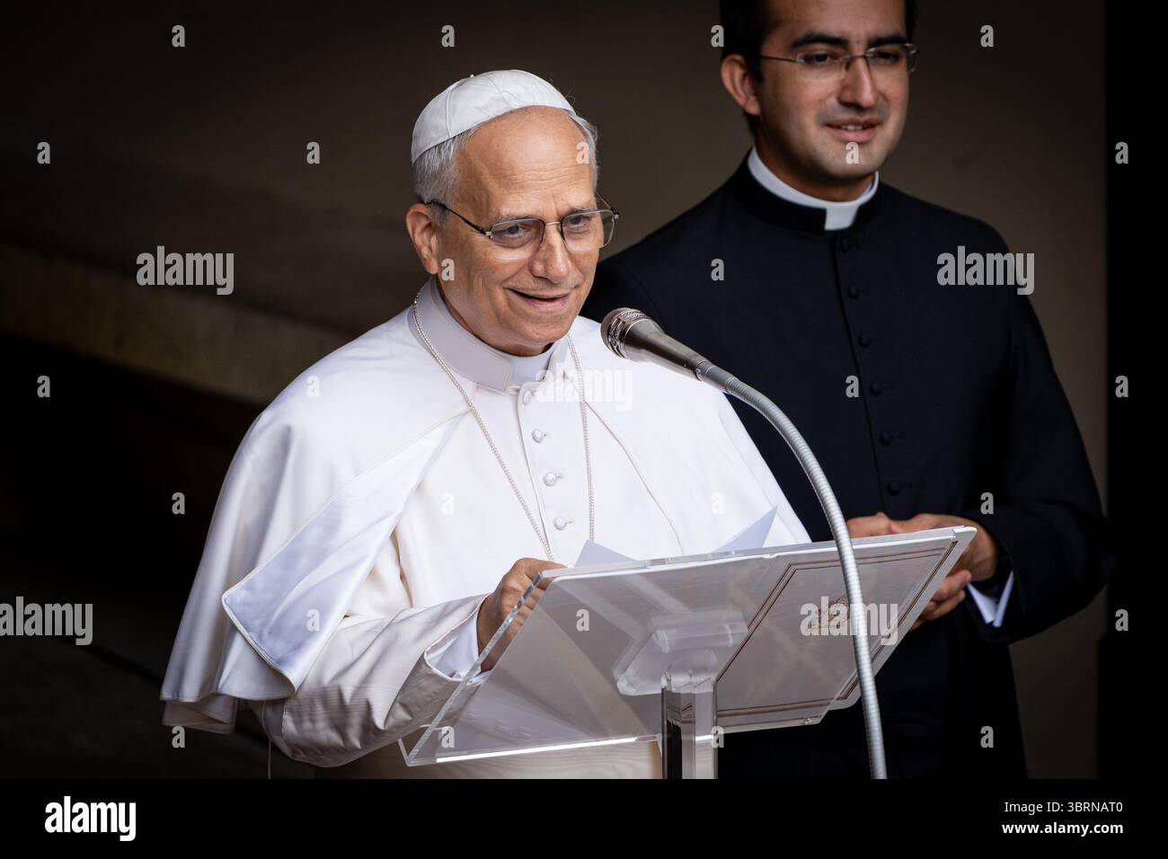 Castel Gandolfo, Italien. Juli 2025. Papst Leo XIV. Überbringt das traditionelle Angelusgebet vom Apostolischen Palast in Castel Gandolfo. Quelle: SOPA Images Limited/Alamy Live News Stockfoto