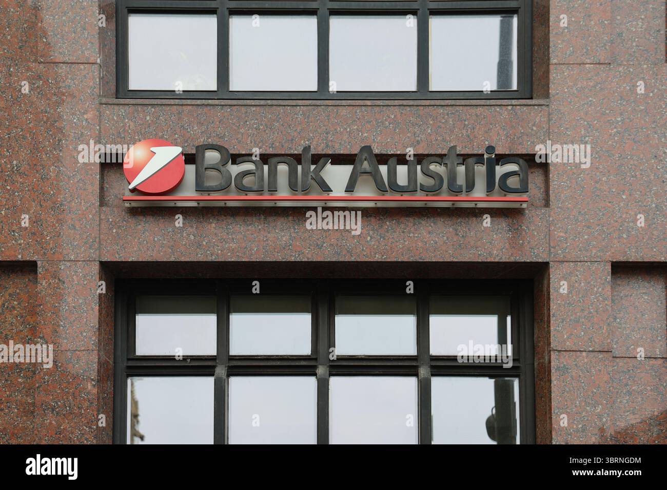 Wien, Österreich - 12. Juli 2025: Nahaufnahme des Logo der Bank Austria auf einem roten Marmorgebäude in Wien, das die städtische Präsenz der Bank unterstreicht Stockfoto